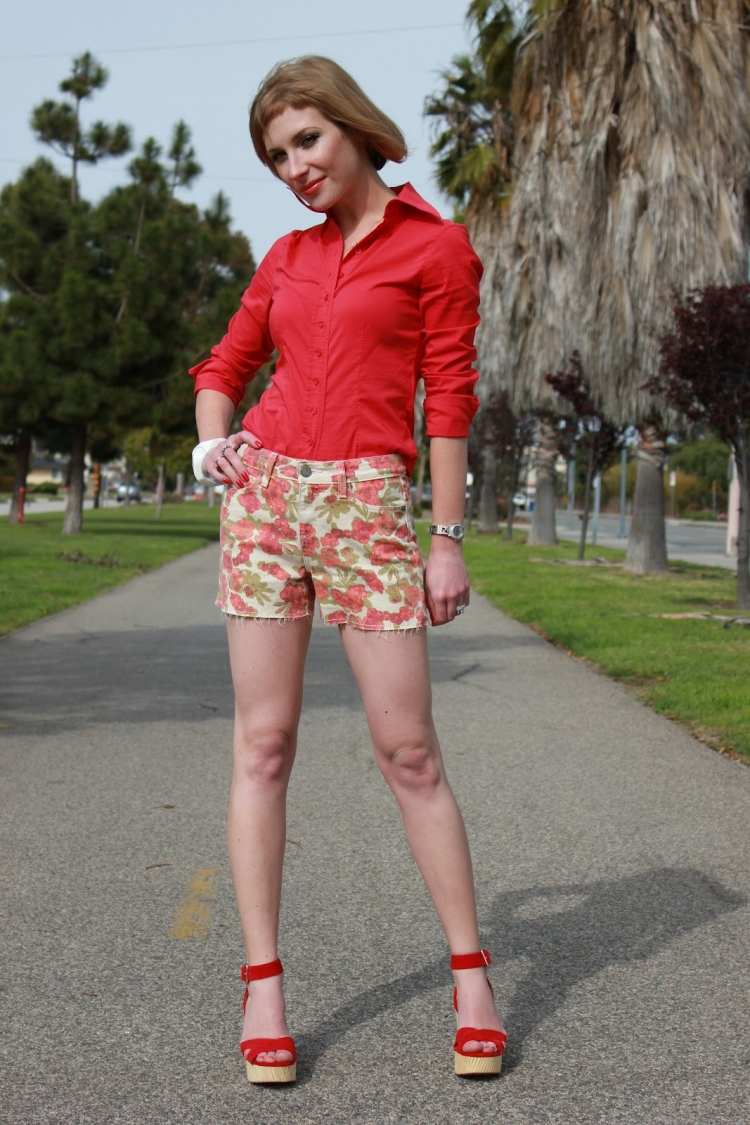 blommig-shorts-röd-skjorta-sandaler-sommar-outfit