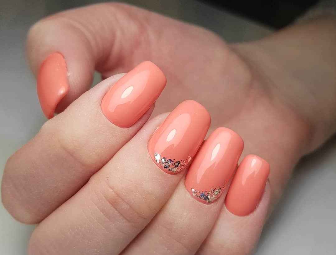 Aprikosgel naglar för sommaren diskret elegant med lite glitter