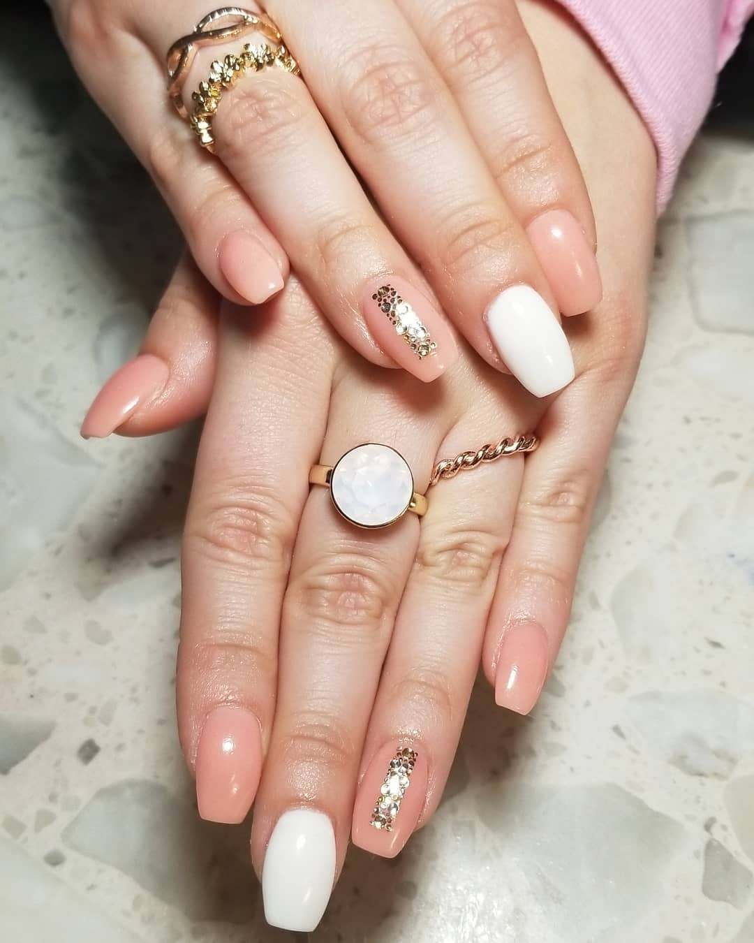 Aprikosfärg och vita naglar med guldspik