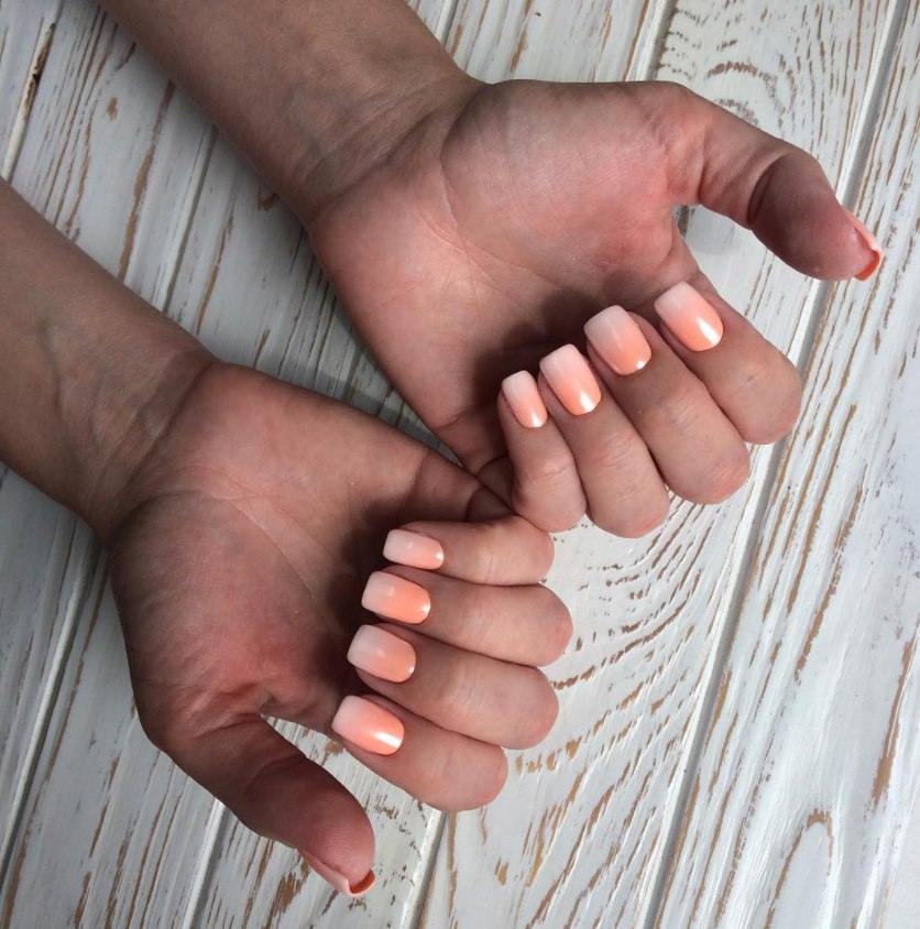 Ombre naglar i aprikos och vit sommarformad nagelform