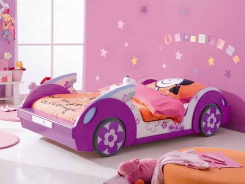 Drömrum flicka rosa väggar bil säng