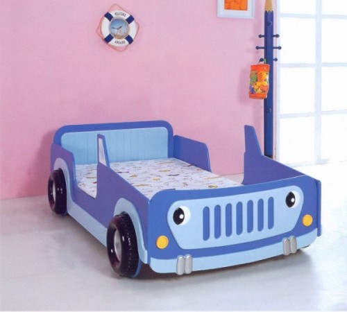 Modernt barnrum blå bilsängdesign