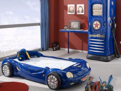 Barnrumsdesign bilar tema blå säng bensinstation blå