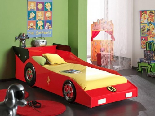 Dekoration barnsäng gul sängkläder röd säng