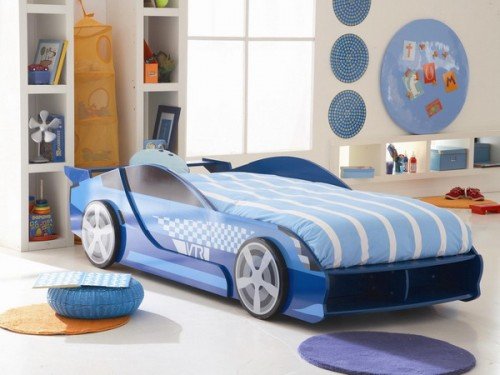 Pojkrums bilsängdesign blå sängkläder