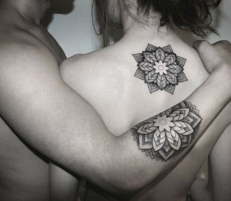 tatuering-idéer-par-blommor-motiv-tillbaka-kvinna-underarm-man