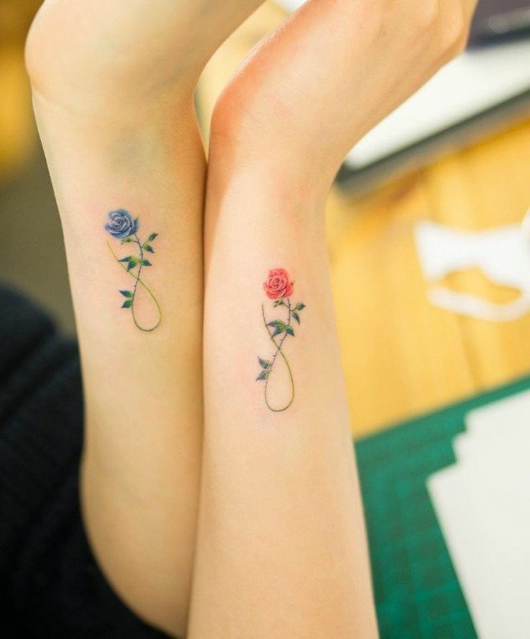 tatuering-idéer-par-rosor-handled-blå-rosa-etikett