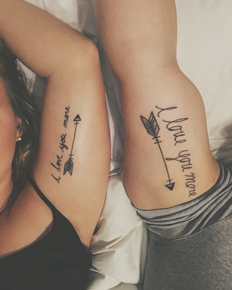 tatuering-idéer-par-inre-arm-överarm-pil-jag-älskar-dig-mer
