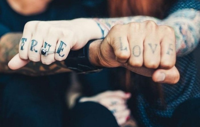 kreativa-tatueringar-idéer-för-par-äkta-kärlek-bokstäver-fingrar