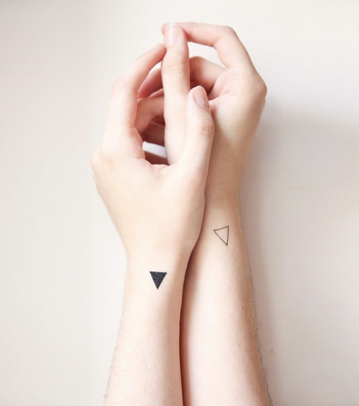Tatuering-idéer-för-älskare-handleder-triangel-motiv-kontur