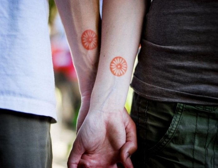 röd-blomma-tatuering-idéer-för-par-bodyart-för-älskare