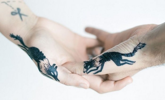 hand-tatuering-idéer-par-rävar-bodyart-för-älskare