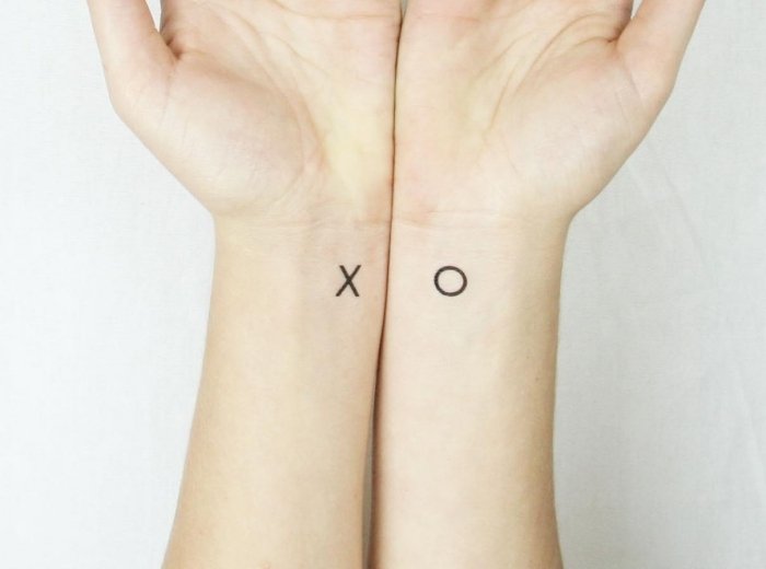 Tatuering-idéer-för-par-tatueringar-x-o-på-handleden-subtil