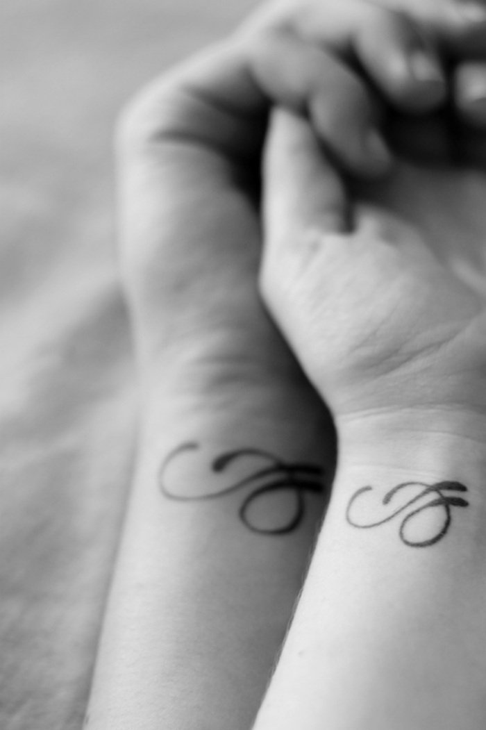 Tatuering-idéer-för-par-stiliserade-bokstäver-initial-som-en-symbol-av-kärlek