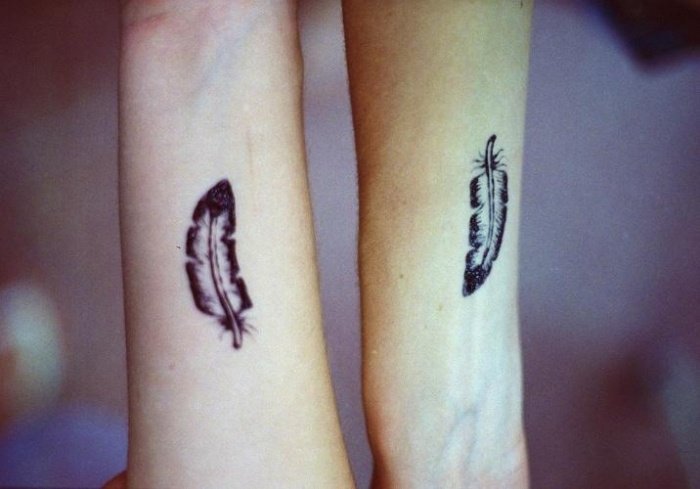 Underarm-tatuering-idéer-för-par-bästa-vänner-fjäder
