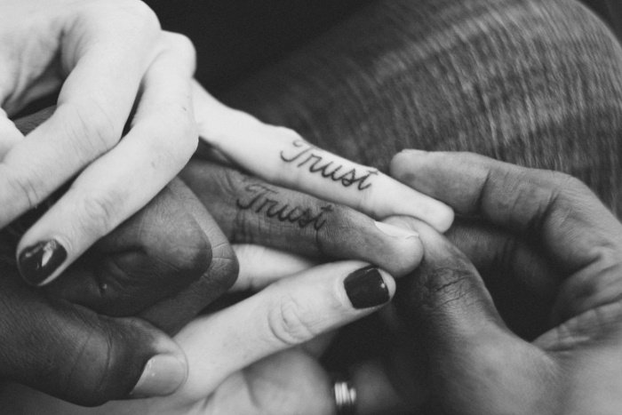 Tatuering-idéer-för-par-ring-finger-förtroende-handstil-stil