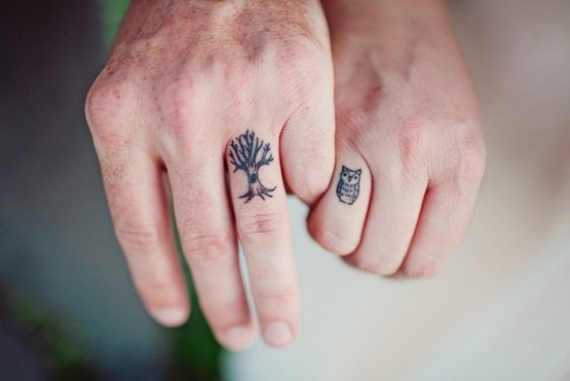matchande-finger-tatuering-idéer-för-par-träd-örnuggla