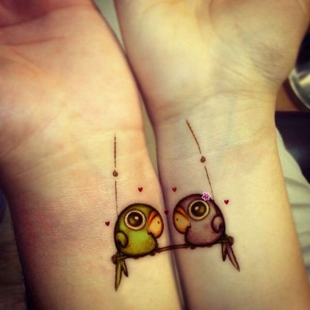 matchande-tatuering-idéer-för-par-tatueringar-fågel-par-färgglada-handled-insida