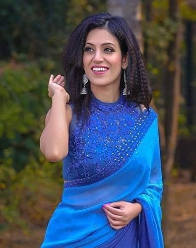 Tiny Braided Leave Over Hairstyle με saree