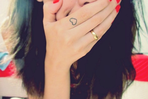 μικρά σχέδια τατουάζ για κορίτσι στο δάχτυλο