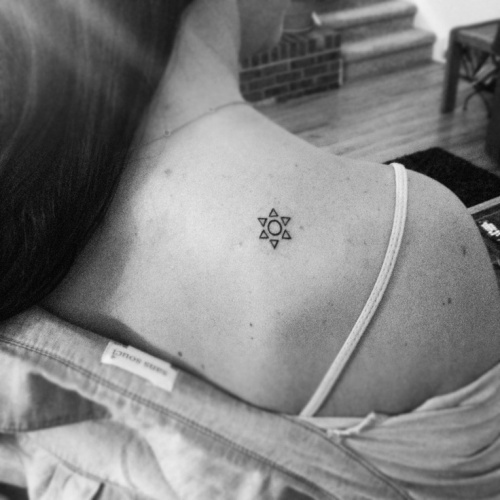 Μικρά τατουάζ αστέρι σε σχήμα λουλουδιών