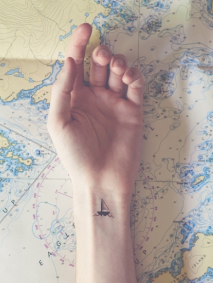 Ένα μικρό πλοίο στο νερό σύμβολο τατουάζ