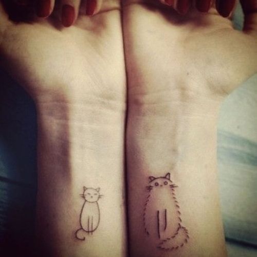 Σχέδια τατουάζ μικρών γατών και για τα δύο χέρια