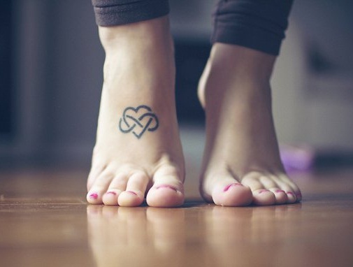 Μικρά σχέδια τατουάζ Infinity Heart με τα πόδια