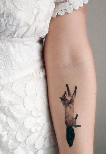 Pieni Fox -tatuointisuunnittelu käsille