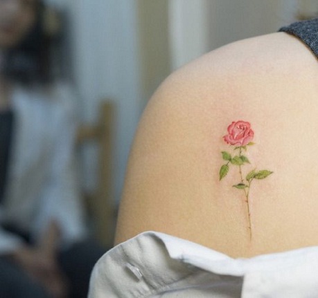pieni kukka -tatuointi