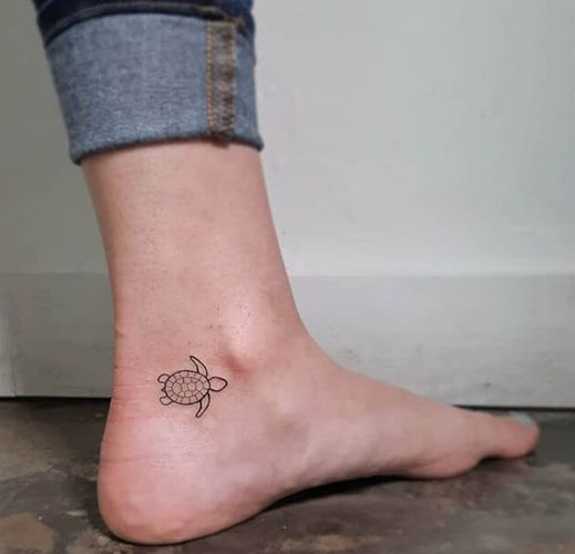 Μικρό τατουάζ στον αστράγαλο