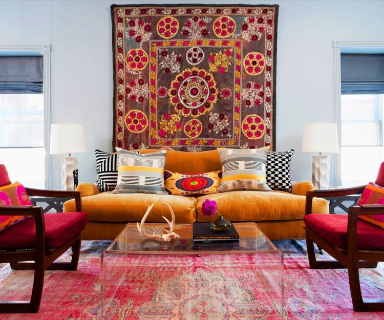 orientaliska levande idéer-levande tillbehör-modern-eklektisk-möblering-röd-orange-ockra-soffa-fåtölj-matta-väggdekoration
