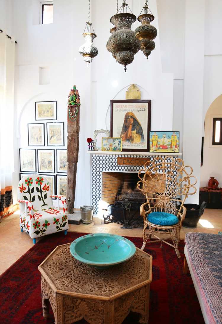 orientalisk-levande-idéer-levande-tillbehör-modern-eklektisk-möblering-öppen spis-stolar-sidobord-carving-vägg-måla-vit