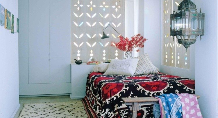 orientalisk-levande-idéer-levande-tillbehör-modern-eklektisk-inredning-sovrum-säng-kuddar-vägg-dekoration-mönster