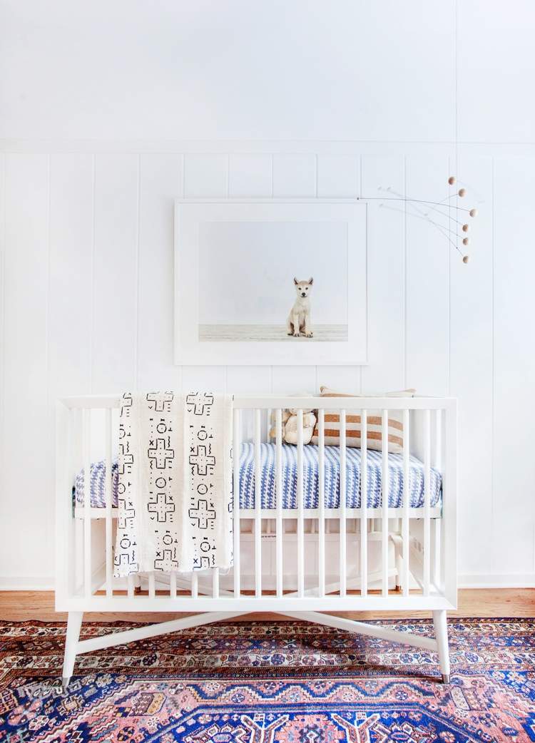 orientalisk-levande-idéer-levande-tillbehör-modern-eklektisk-möblering-baby-säng-vit-persisk-matta-blå-sängkläder