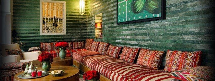 orientalisk-levande-idéer-levande-tillbehör-sitt-kuddar-kuddar-rosor-röd-struts-bord-trä-vägg-dekoration-bensin-grön