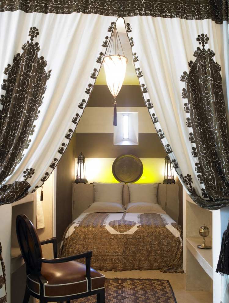 orientalisk-levande-idéer-levande-tillbehör-sovrum-gardiner-mönster-svart-vit-säng-beige-modern-marrakech