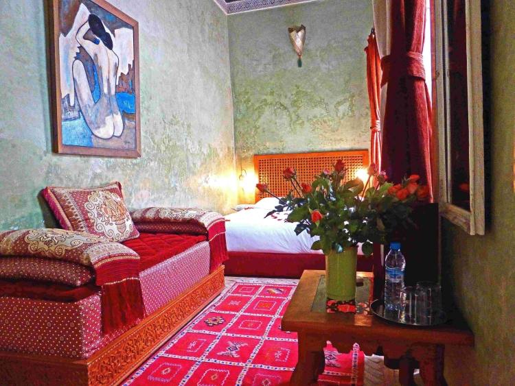 orientaliska-levande-idéer-levande-tillbehör-rött-sammet-fantastiska-marrakesh-hotellrum