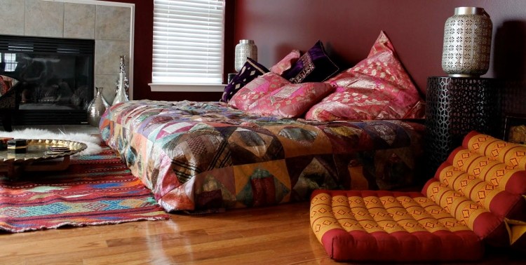 orientalisk-levande-idéer-levande-tillbehör-sovrum-säng-täcke-lapptäcke-färgad-orientalisk-matta-golv-kuddar-lyktor-arabiska