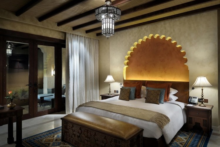 orientalisk-levande-idéer-levande-tillbehör-sovrum-säng-beige-guld-kuddar-arabiska