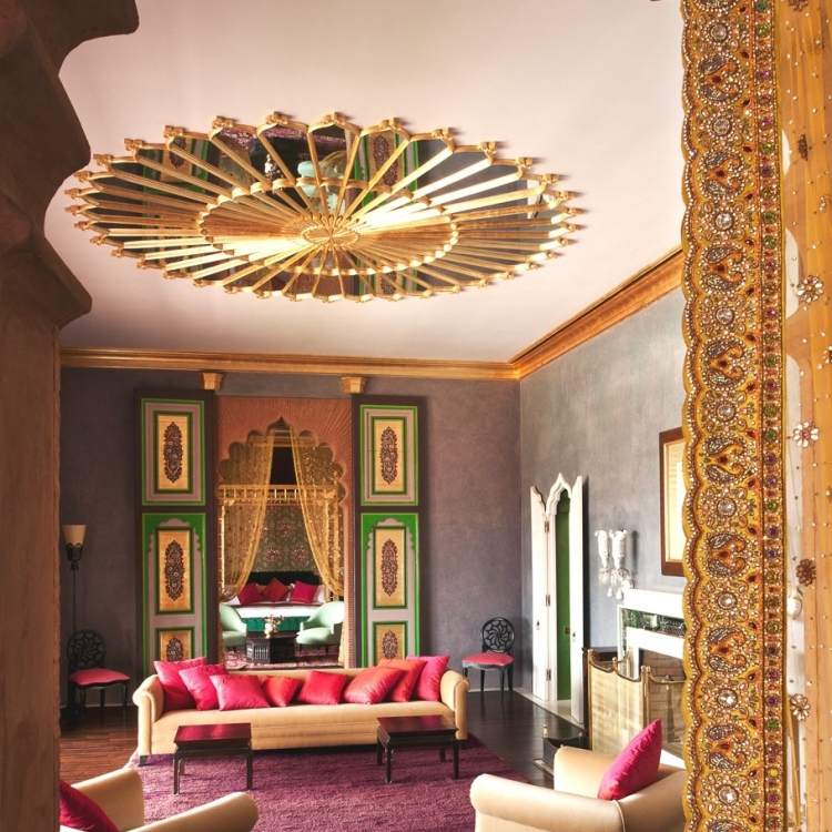 orientalisk-levande-idéer-vardags-tillbehör-guld-vardagsrum-tak-soffa-kuddar-violett