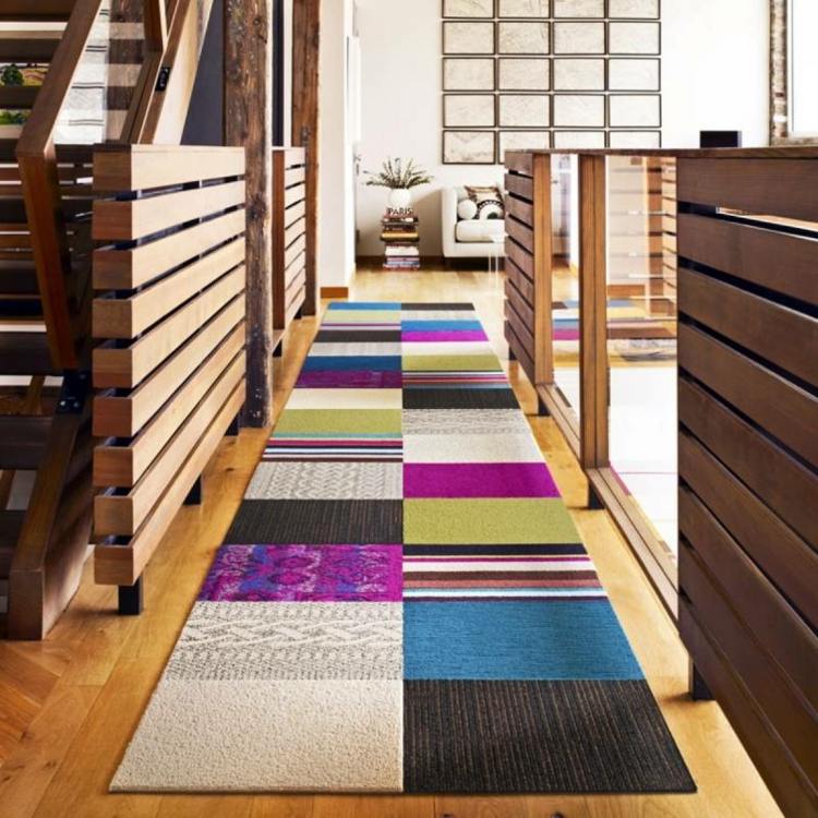matta lapptäcke löpare hall färgglada färger trä balustrade