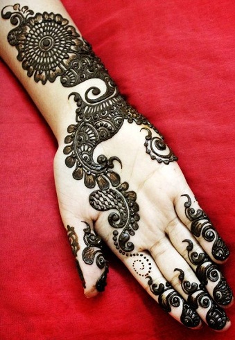 Minimaalinen Mehndi -taide kädelle