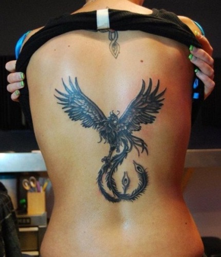 Phoenix -tatuoinnit tyttöjen selässä