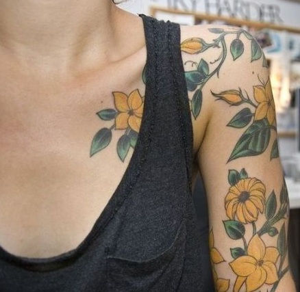 Värikkäitä kukka -suunnittelutyttöjen tatuointeja