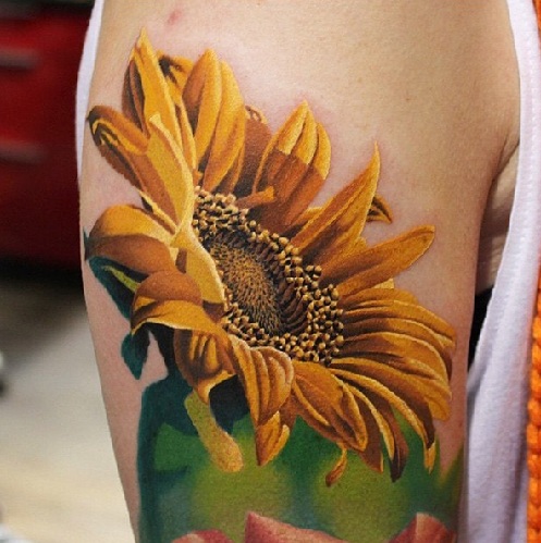 Auringonkukan tatuoinnit naisille