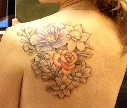 Kukka -tatuointisuunnittelu väreissä