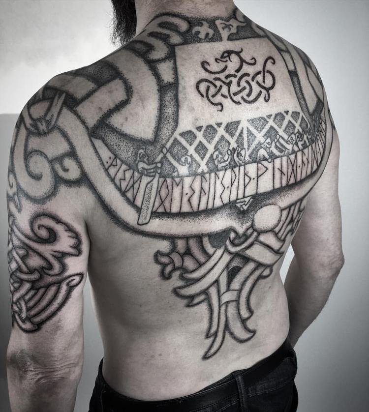Viking tatuering tillbaka mönster dotwork runor drake boat man
