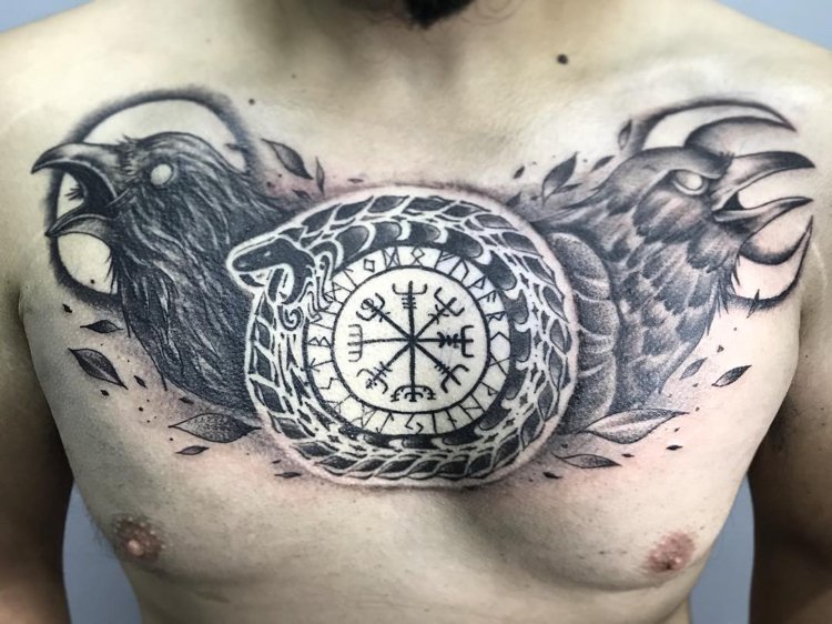 Viking tatuering bröst man korp kompass runor Jormungand