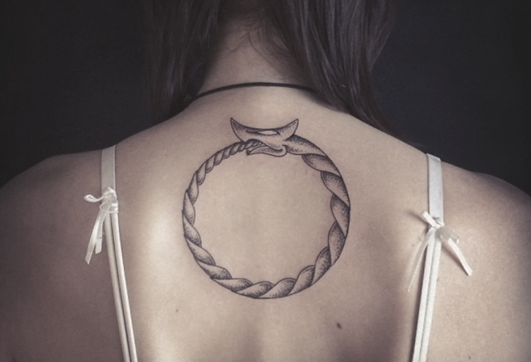 Jormungand tatuering viking symbol på ryggen för kvinna